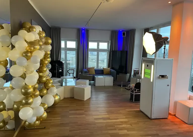 foto-box-berlin fototower vor luftballons in veranstaltungslocation